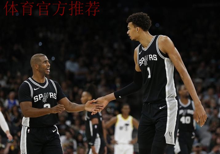 掘金众将在球员通道互相激励，随后约基奇拍着篮球走向球场